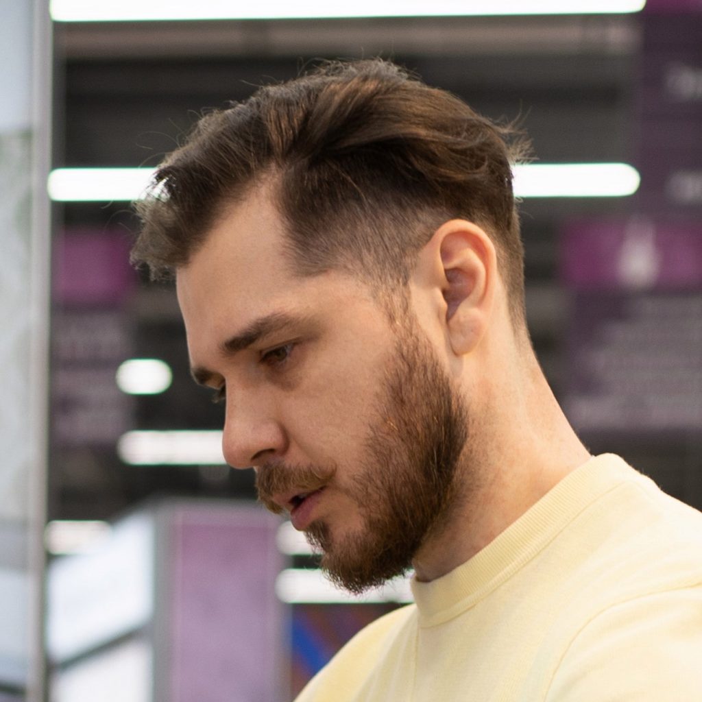 Retrato de Manuel Ruiz, administrador de fincas, concentrado en su trabajo.