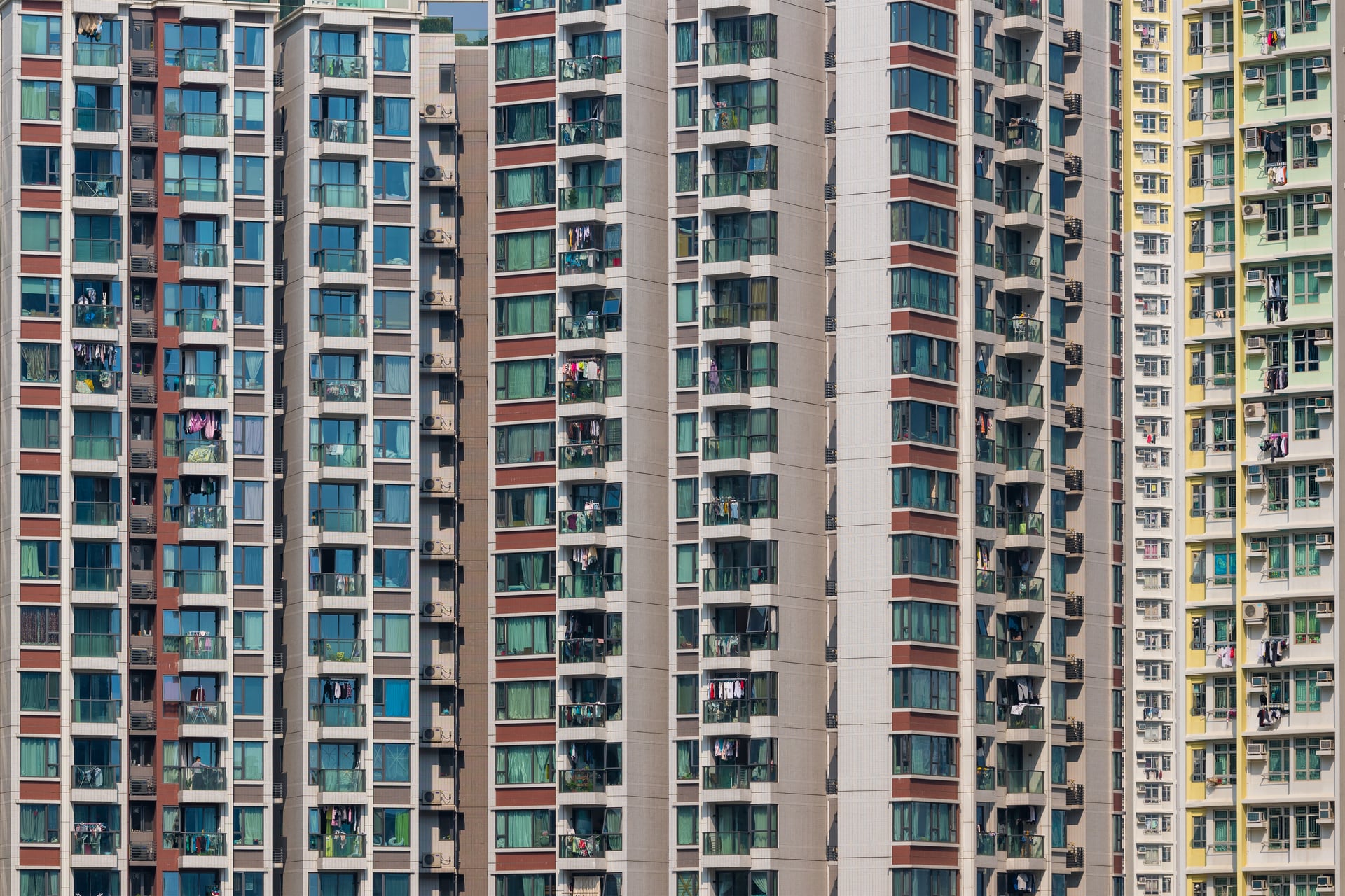 Rehabilitación De Fachadas En Edificios Residenciales De Gran Altura Fachada de edificios residenciales de gran altura, mostrando balcones y ventanas, ideal para empresas de rehabilitación de fachadas.